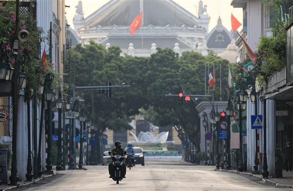 Ảnh: Đường phố Hà Nội vắng vẻ sau 2 tuần giãn cách xã hội - Ảnh 10.
