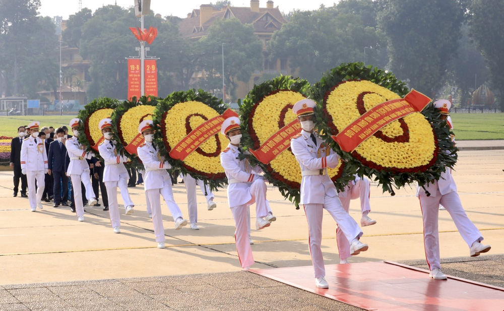 Lãnh đạo Đảng, Nhà nước vào Lăng viếng Chủ tịch Hồ Chí Minh nhân kỷ niệm 76 năm Quốc khánh 2/9 - Ảnh 3.