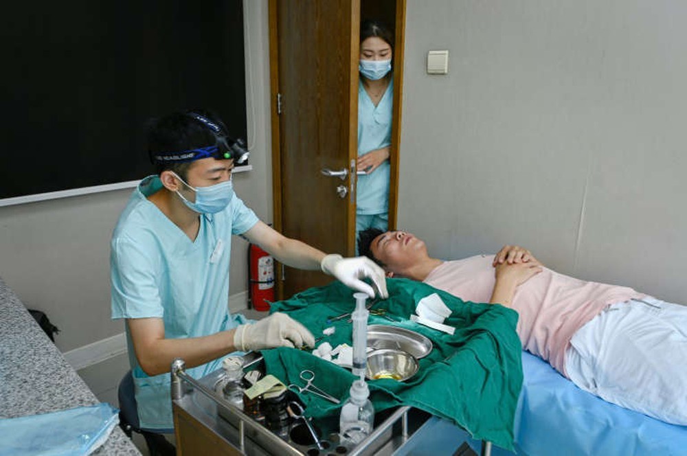 Xu hướng phẫu thuật thẩm mỹ để tăng cơ hội thăng tiến của nam giới Trung Quốc - Ảnh 4.