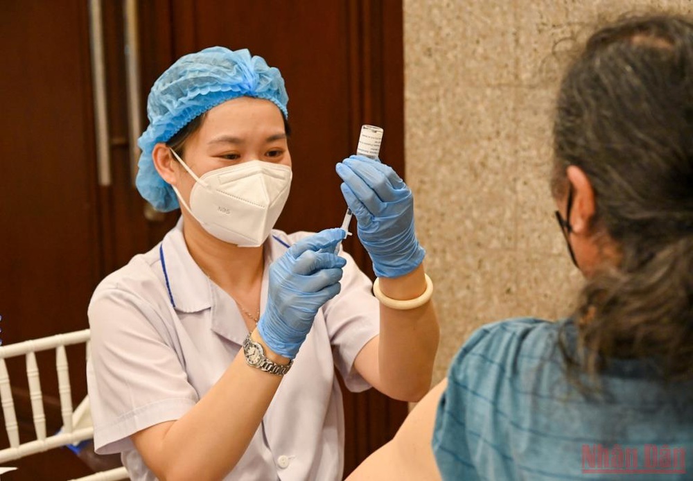 Xuyên đêm tiêm vaccine COVID-19 cho hàng nghìn người dân Hà Nội - Ảnh 15.