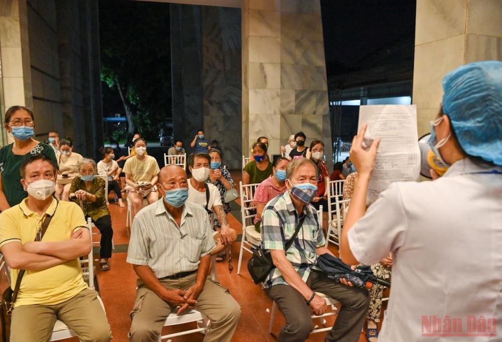 Xuyên đêm tiêm vaccine COVID-19 cho hàng nghìn người dân Hà Nội - Ảnh 16.