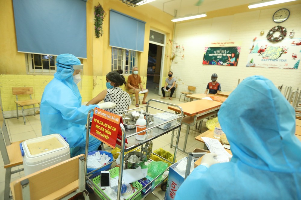 Xuyên đêm tiêm vaccine COVID-19 cho hàng nghìn người dân Hà Nội - Ảnh 6.