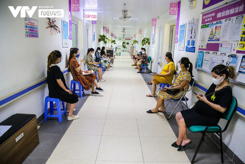 Hàng ngàn phụ nữ mang thai đi tiêm phòng vaccine COVID-19 ở Hà Nội - Ảnh 1.
