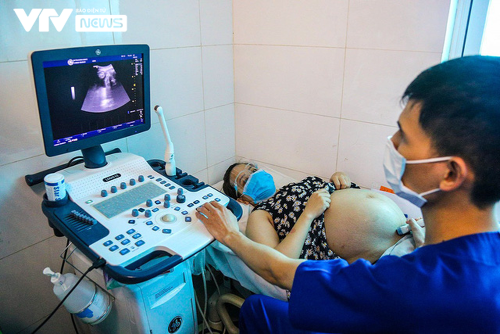 Hàng ngàn phụ nữ mang thai đi tiêm phòng vaccine COVID-19 ở Hà Nội - Ảnh 10.