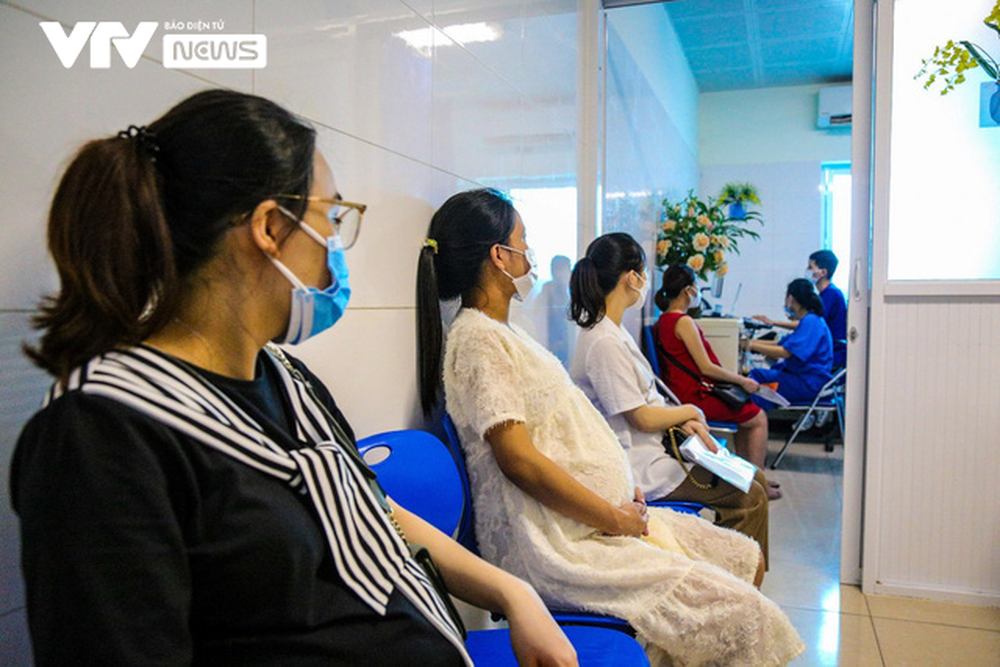 Hàng ngàn phụ nữ mang thai đi tiêm phòng vaccine COVID-19 ở Hà Nội - Ảnh 11.
