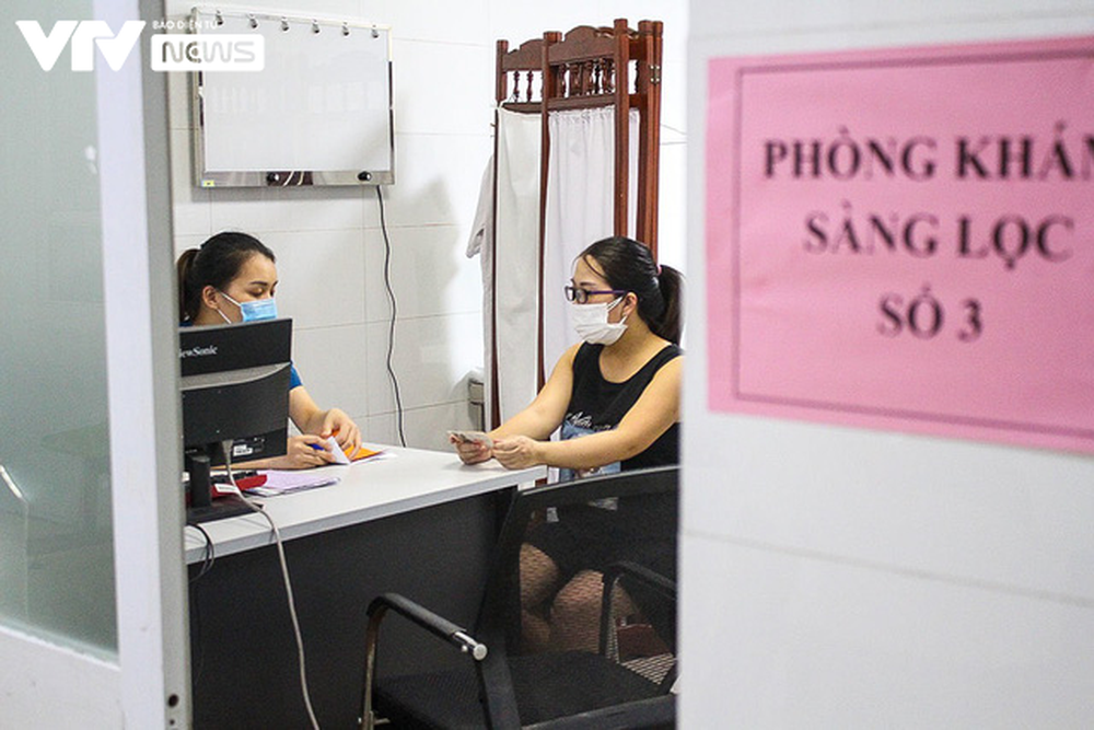 Hàng ngàn phụ nữ mang thai đi tiêm phòng vaccine COVID-19 ở Hà Nội - Ảnh 6.