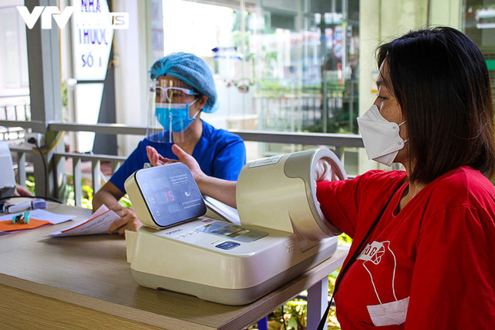 Hàng ngàn phụ nữ mang thai đi tiêm phòng vaccine COVID-19 ở Hà Nội - Ảnh 7.