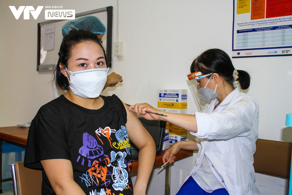 Hàng ngàn phụ nữ mang thai đi tiêm phòng vaccine COVID-19 ở Hà Nội - Ảnh 8.