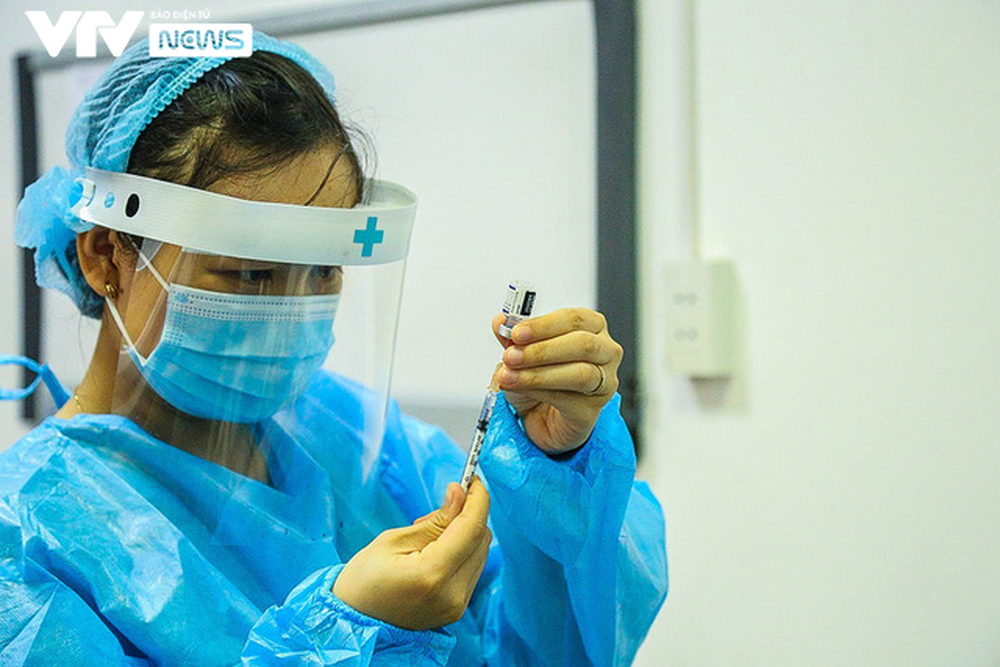 Hàng ngàn phụ nữ mang thai đi tiêm phòng vaccine COVID-19 ở Hà Nội - Ảnh 9.