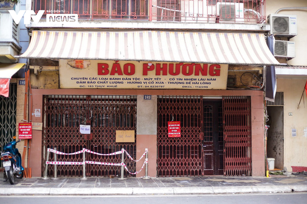 Hà Nội: Tạm đóng cửa tiệm bánh trung thu Bảo Phương vì để khách chen lấn - Ảnh 1.