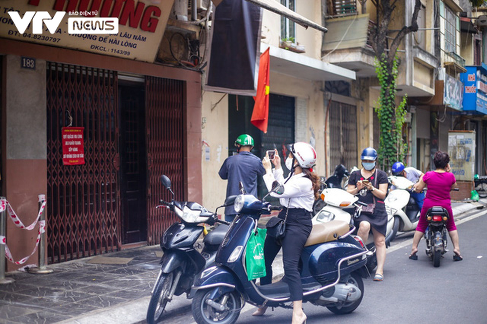 Hà Nội: Tạm đóng cửa tiệm bánh trung thu Bảo Phương vì để khách chen lấn - Ảnh 5.