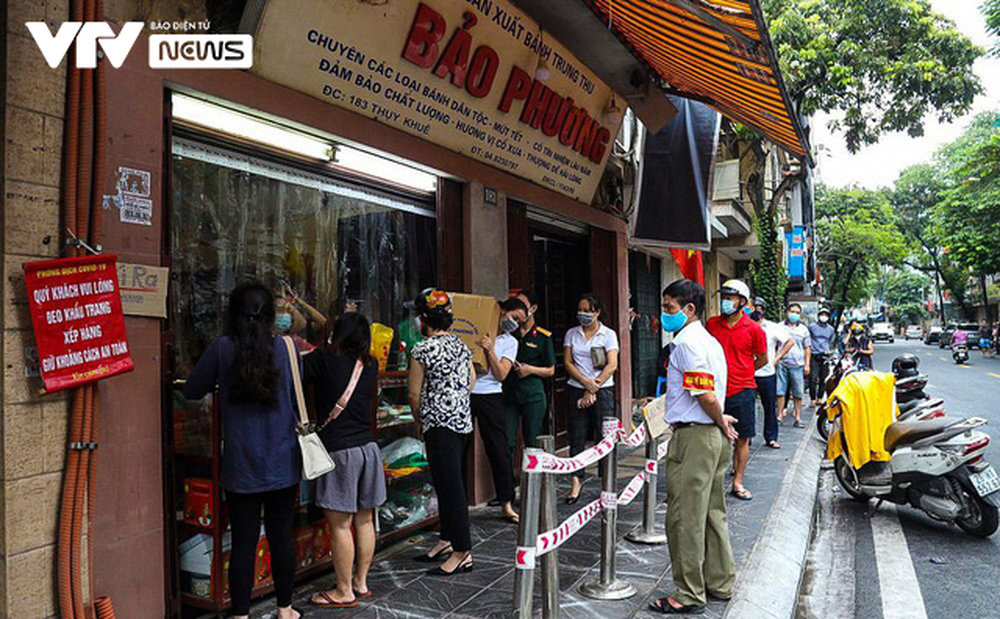 Hà Nội: Tạm đóng cửa tiệm bánh trung thu Bảo Phương vì để khách chen lấn - Ảnh 8.