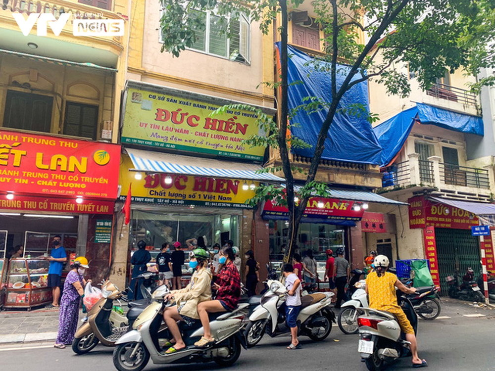 Hà Nội: Tạm đóng cửa tiệm bánh trung thu Bảo Phương vì để khách chen lấn - Ảnh 9.