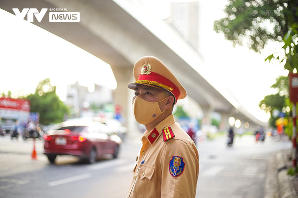 Lực lượng chức năng Hà Nội gỡ bỏ chốt kiểm soát ở 19 quận, huyện thuộc Vùng 1 - Ảnh 1.