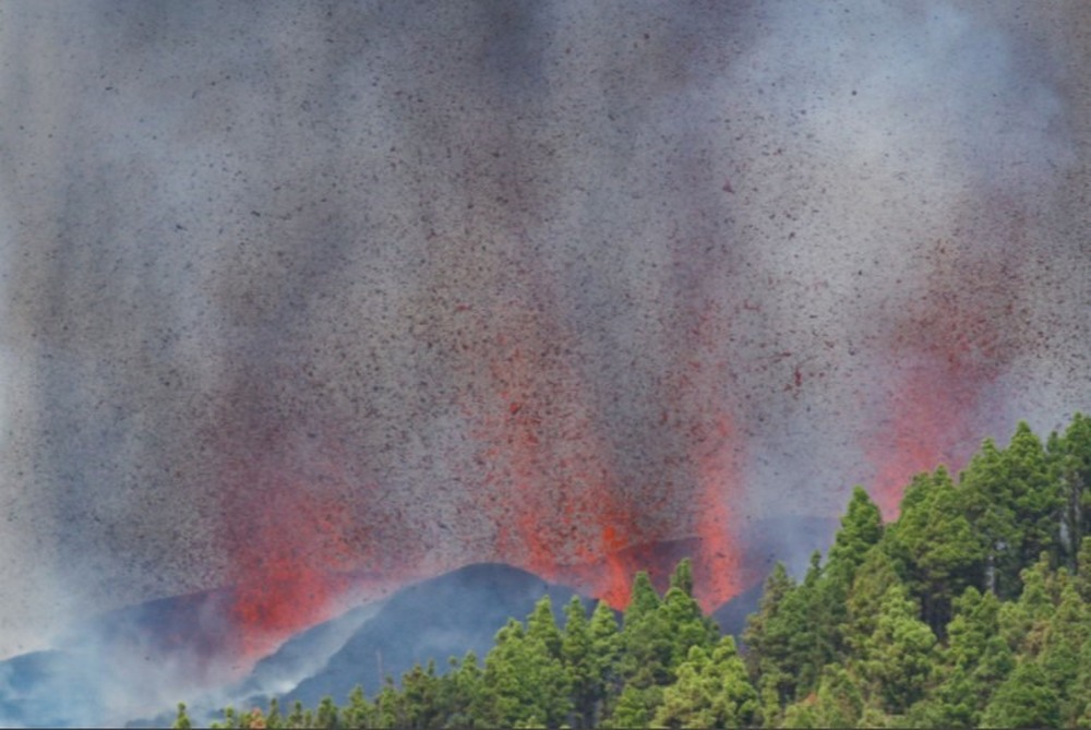 Núi lửa phun trào ở Tây Ban Nha, 5.000 người phải lánh nạn - Ảnh 4.