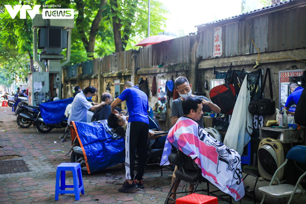 Ngày hội cắt tóc Hà Nội: Từ phòng điều hòa tới vỉa hè, thợ cắt tóc đều... mỏi tay - Ảnh 1.
