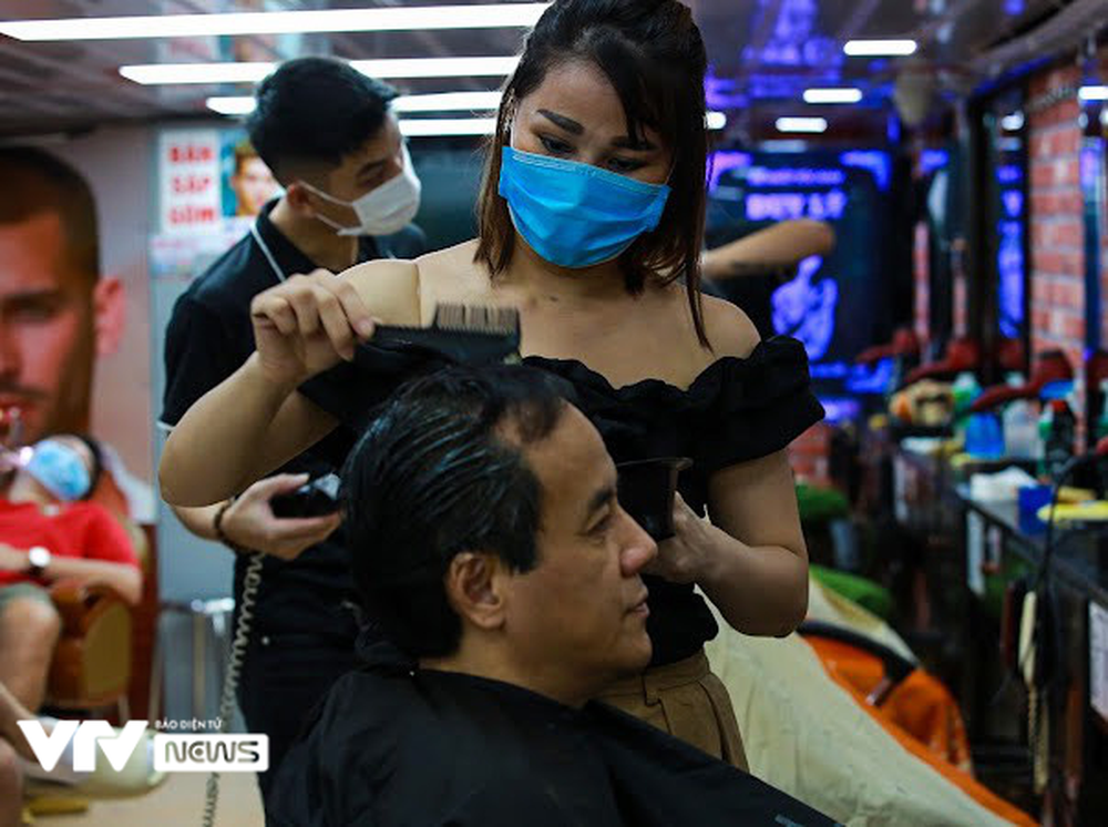 Ngày hội cắt tóc Hà Nội: Từ phòng điều hòa tới vỉa hè, thợ cắt tóc đều... mỏi tay - Ảnh 11.