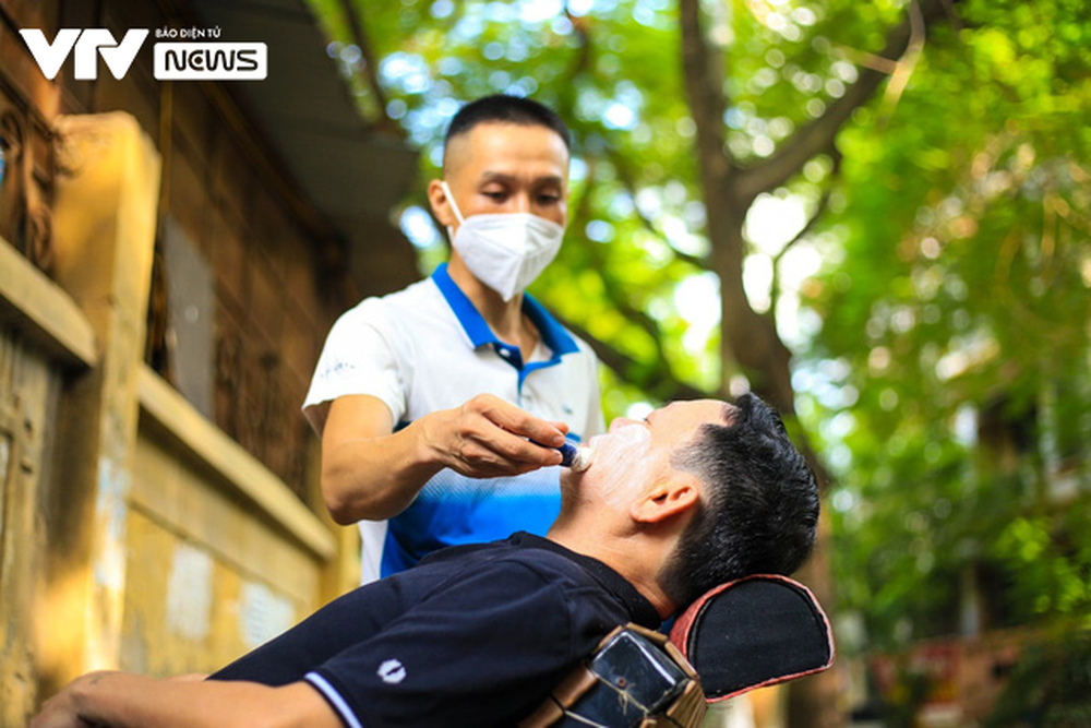 Ngày hội cắt tóc Hà Nội: Từ phòng điều hòa tới vỉa hè, thợ cắt tóc đều... mỏi tay - Ảnh 3.
