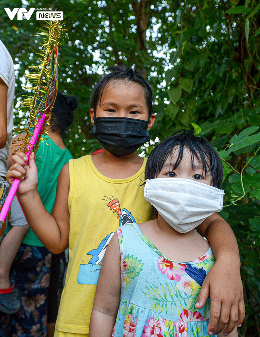 Tết Trung thu ấm áp của trẻ em nghèo nơi gầm cầu Nhật Tân - Ảnh 6.