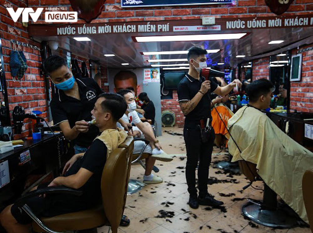 Ngày hội cắt tóc Hà Nội: Từ phòng điều hòa tới vỉa hè, thợ cắt tóc đều... mỏi tay - Ảnh 9.