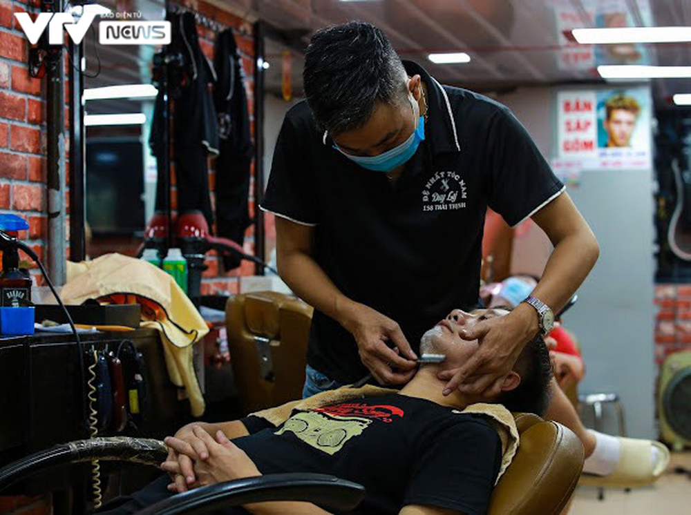 Ngày hội cắt tóc Hà Nội: Từ phòng điều hòa tới vỉa hè, thợ cắt tóc đều... mỏi tay - Ảnh 10.