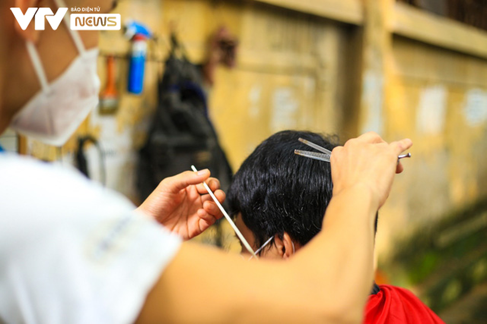 Ngày hội cắt tóc Hà Nội: Từ phòng điều hòa tới vỉa hè, thợ cắt tóc đều... mỏi tay - Ảnh 8.