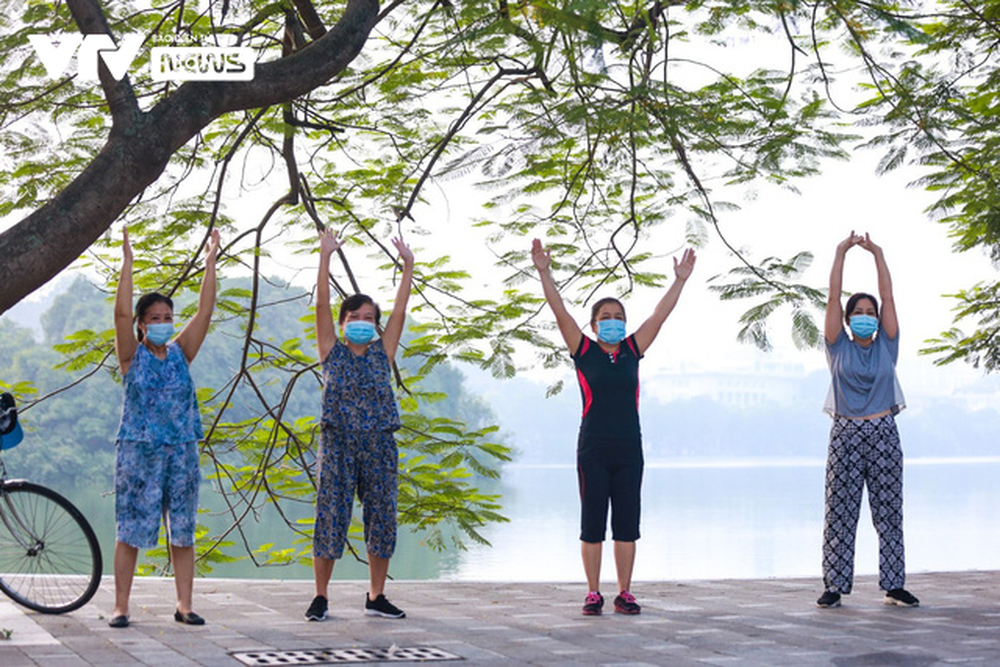 Hơn 2 tháng bó gối, người dân Hà Nội phấn khởi ra đường tập thể dục trở lại - Ảnh 6.