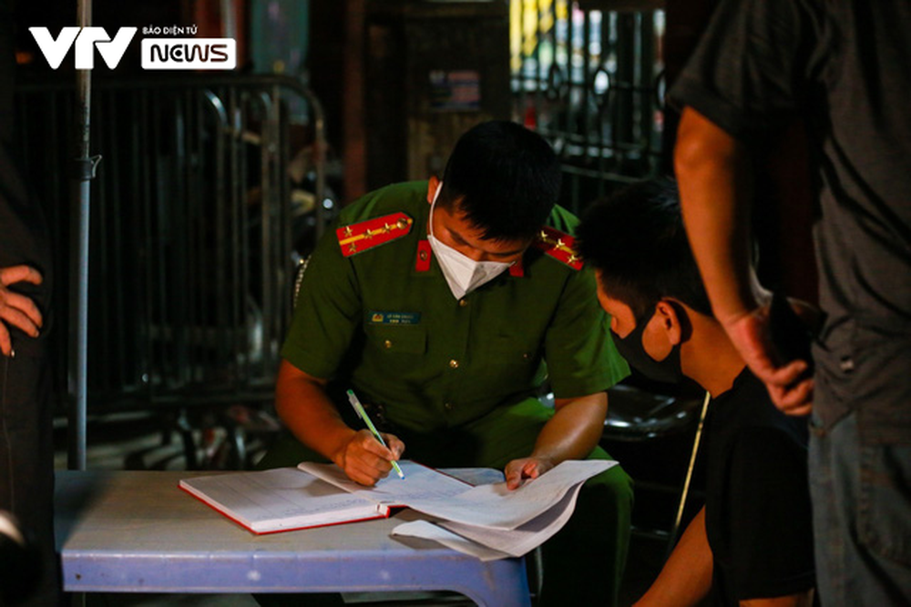 Hà Nội: Khoảnh khắc vui mừng dỡ phong tỏa ổ dịch ở phường Thanh Xuân Trung - Ảnh 10.