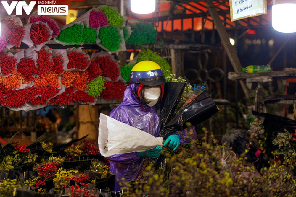 Người dân Hà Nội đội mưa đi chợ hoa đêm, mang hương sắc Tết về nhà - Ảnh 5.