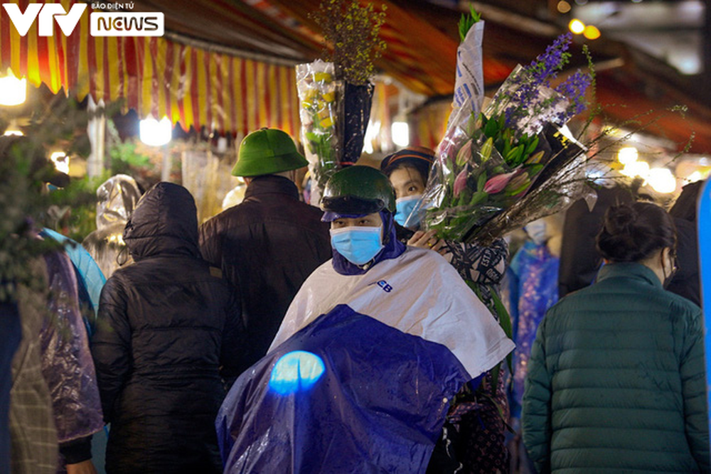 Người dân Hà Nội đội mưa đi chợ hoa đêm, mang hương sắc Tết về nhà - Ảnh 6.