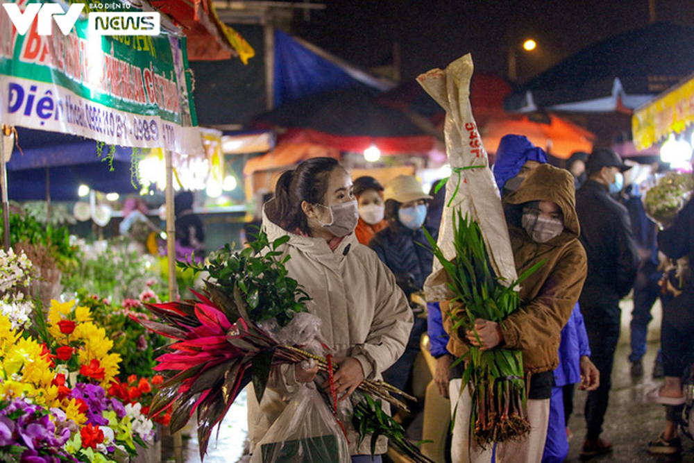 Người dân Hà Nội đội mưa đi chợ hoa đêm, mang hương sắc Tết về nhà - Ảnh 9.