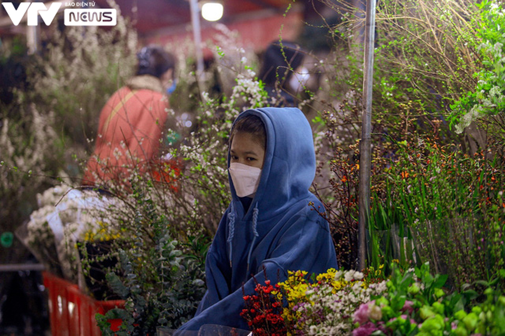 Người dân Hà Nội đội mưa đi chợ hoa đêm, mang hương sắc Tết về nhà - Ảnh 10.