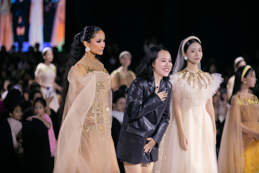 H’Hen Niê khuấy đảo sàn diễn Tuần lễ Thời trang Quốc tế Việt Nam 2022 với BST mang tên “Lúa” - Ảnh 6.