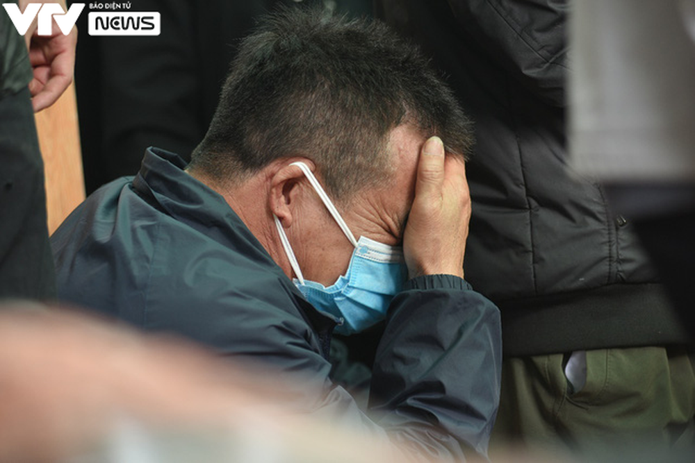Người thân khóc nghẹn, ôm tro cốt của các nạn nhân xấu số trong vụ chìm ca nô tại Hội An - Ảnh 3.