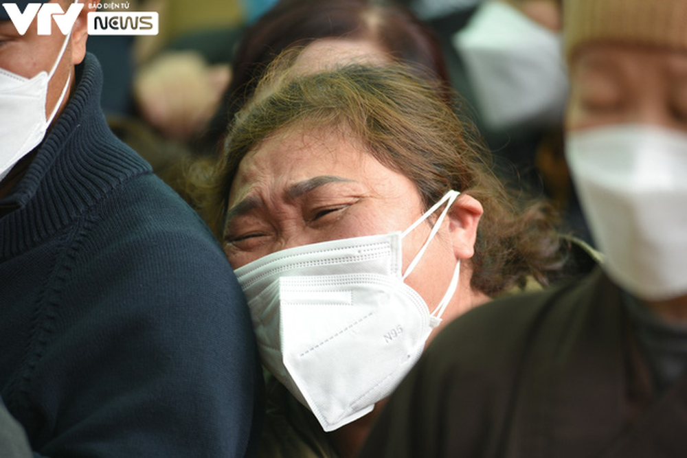 Người thân khóc nghẹn, ôm tro cốt của các nạn nhân xấu số trong vụ chìm ca nô tại Hội An - Ảnh 4.