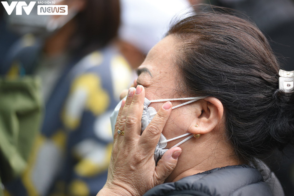 Người thân khóc nghẹn, ôm tro cốt của các nạn nhân xấu số trong vụ chìm ca nô tại Hội An - Ảnh 8.