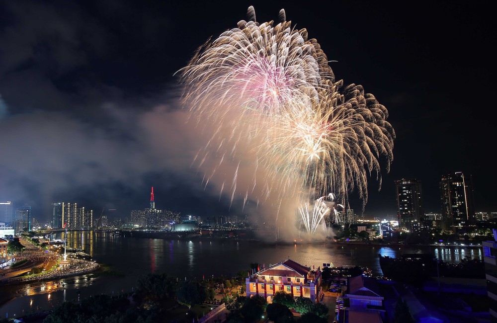 Chứng kiến những bức hình pháo hoa đẹp mắt của TP Hồ Chí Minh để cảm nhận việc mừng năm mới đầy sôi động và lung linh.