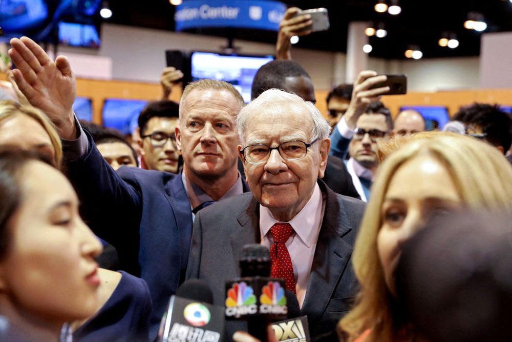Warren Buffett: Stocks are red, don't look at the electronic board - Photo 1.