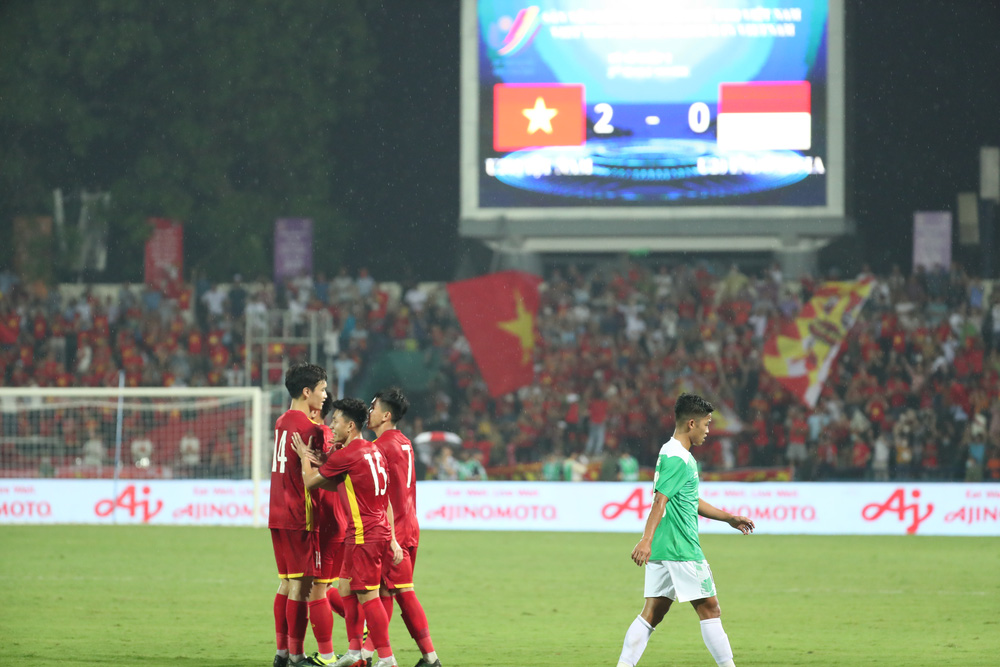 SEA Games 31: Người hâm mộ đổ về Phú Thọ, tiếp lửa U23 Việt Nam hạ gục U23 Indonesia - Ảnh 11.