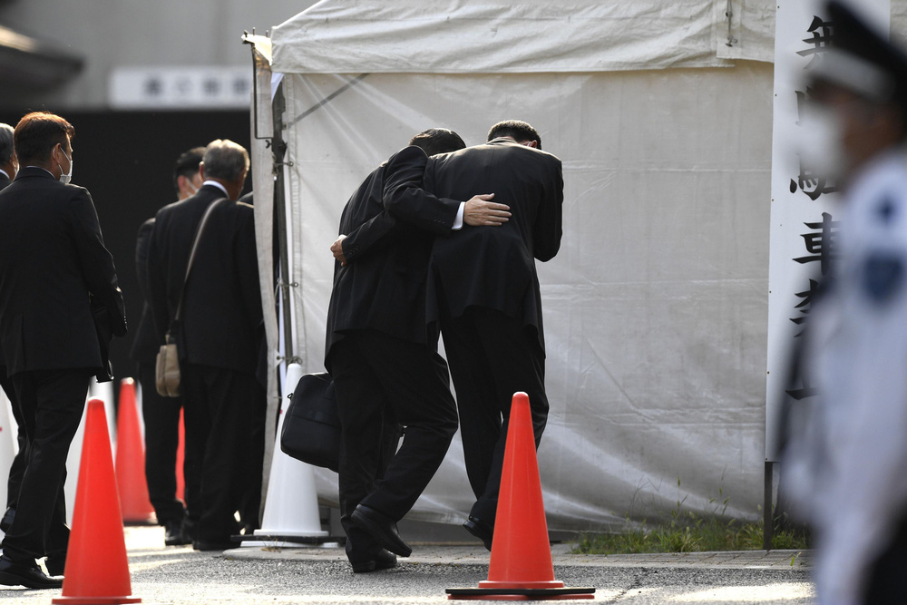 Người dân Nhật Bản tiếc thương đưa tiễn cựu Thủ tướng Abe Shinzo - Ảnh 15.
