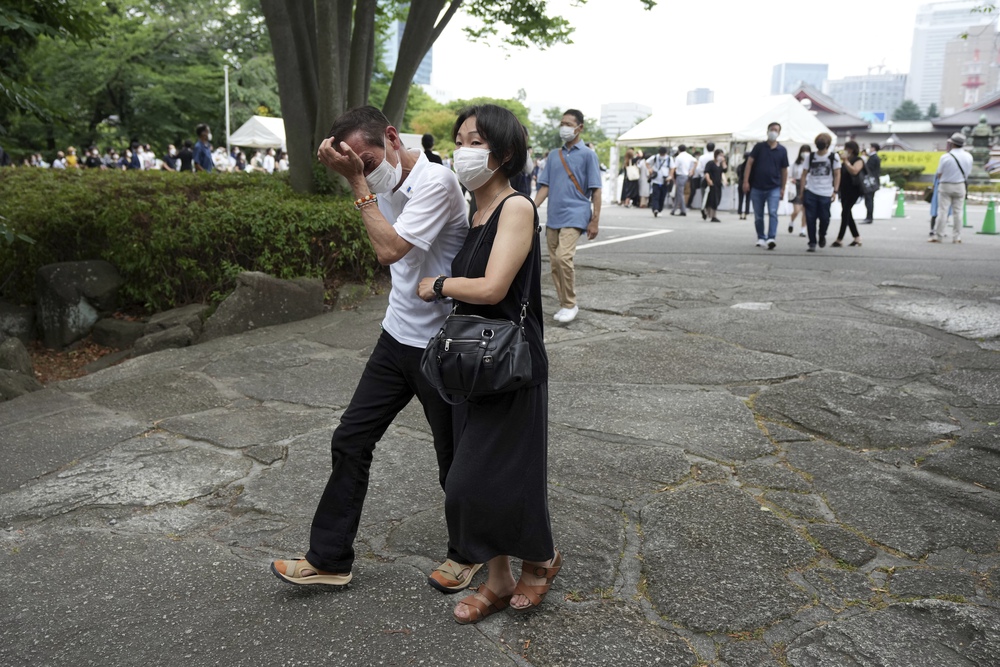 Người dân Nhật Bản tiếc thương đưa tiễn cựu Thủ tướng Abe Shinzo - Ảnh 14.