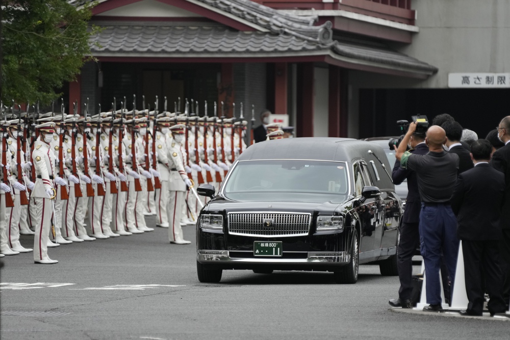 Người dân Nhật Bản tiếc thương đưa tiễn cựu Thủ tướng Abe Shinzo - Ảnh 3.