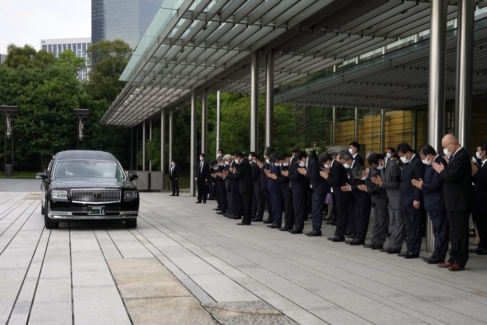 Người dân Nhật Bản tiếc thương đưa tiễn cựu Thủ tướng Abe Shinzo - Ảnh 8.