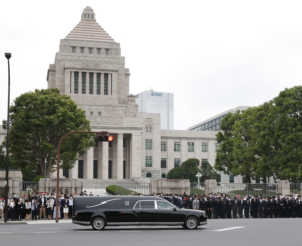 Người dân Nhật Bản tiếc thương đưa tiễn cựu Thủ tướng Abe Shinzo - Ảnh 4.