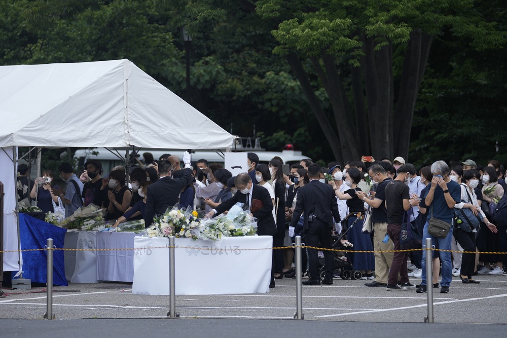 Người dân Nhật Bản tiếc thương đưa tiễn cựu Thủ tướng Abe Shinzo - Ảnh 7.