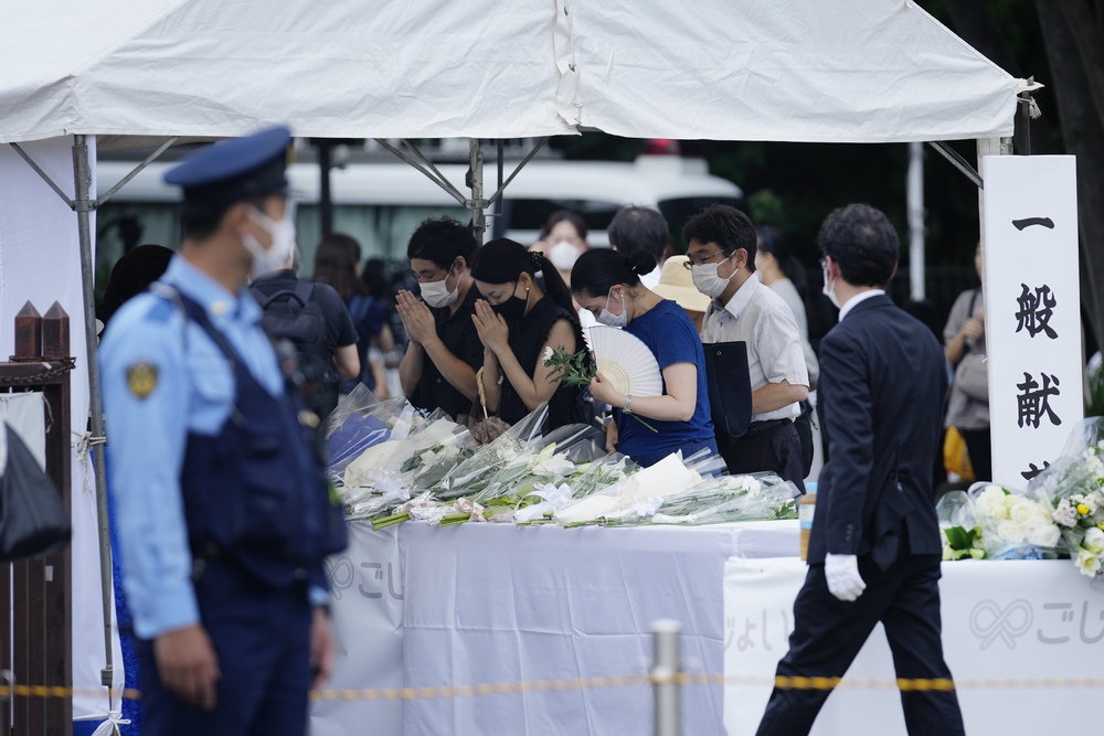 Người dân Nhật Bản tiếc thương đưa tiễn cựu Thủ tướng Abe Shinzo - Ảnh 16.