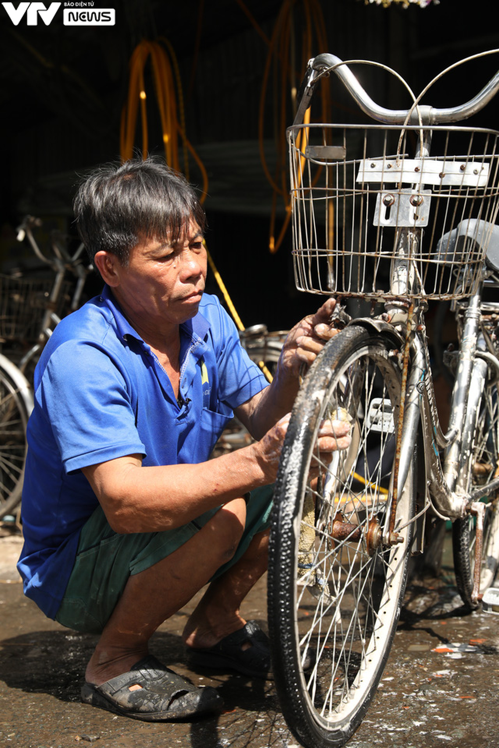 Thợ sửa xe tái chế xe đạp tặng trẻ em nghèo - Ảnh 4.