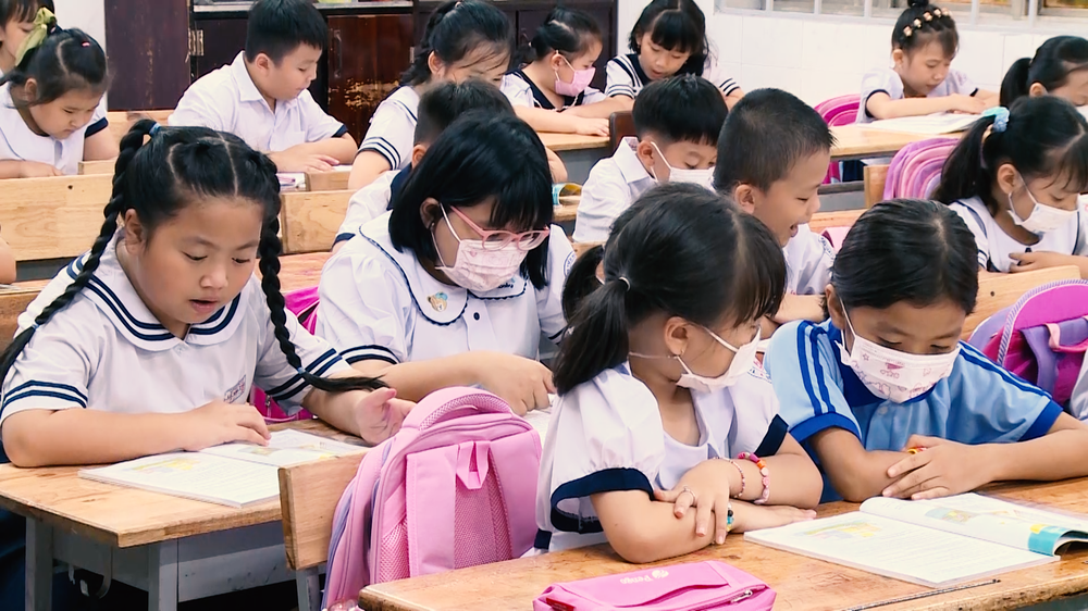 Quá tải trường lớp ở TP Hồ Chí Minh: Học sinh chỉ được học 1 buổi/ngày, thiếu giáo viên trầm trọng - Ảnh 3.