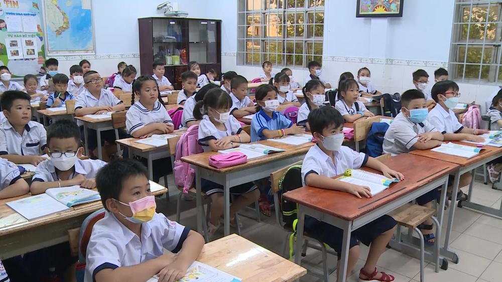 Quá tải trường lớp ở TP Hồ Chí Minh: Học sinh chỉ được học 1 buổi/ngày, thiếu giáo viên trầm trọng - Ảnh 1.