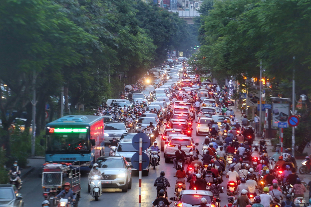 Đường phố Hà Nội ùn tắc kéo dài trước kỳ nghỉ lễ Quốc khánh 2/9 - Ảnh 1.